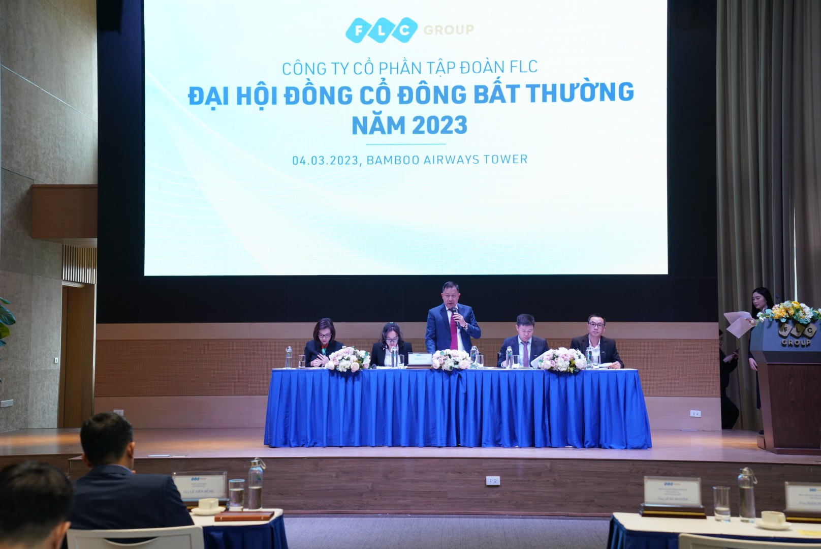 toan-canh-co-dong-chat-van-chu-tich-flc-le-ba-nguyen-tai-dhcd-bat-thuong-nam-2023-1678292970.jpeg