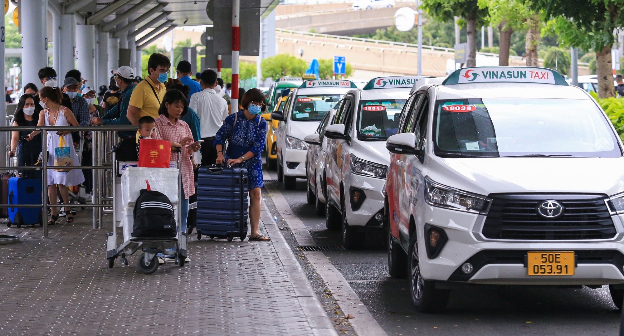 2-thang-nua-cuoc-taxi-tai-san-bay-tan-son-nhat-se-tang-manh-du-tinh-khoang-900-trieuthang-cho-1-xe-1679240432.jpeg