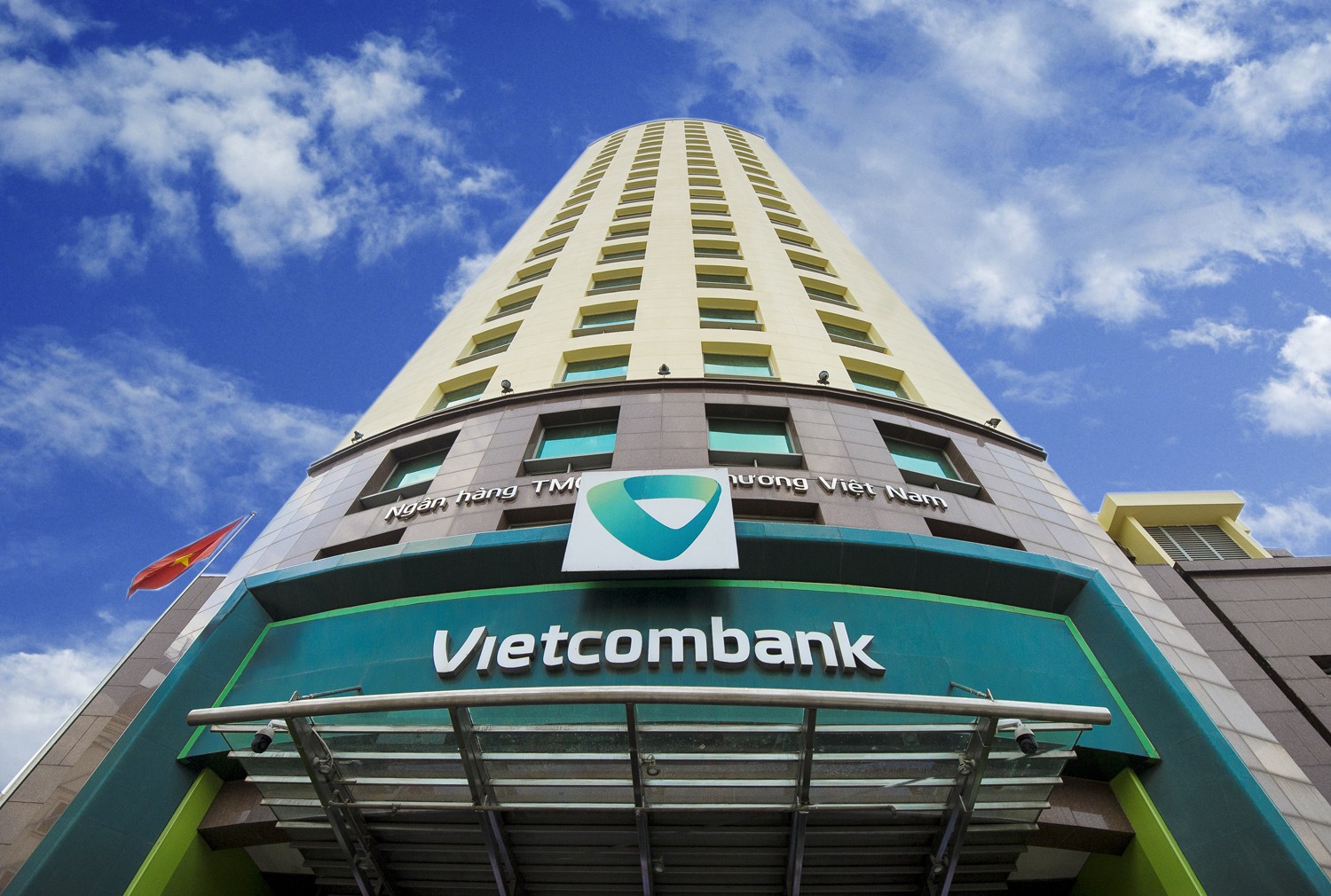 ngan-hang-tru-cot-vietcombank-da-co-60-nam-tien-len-the-nao-duoi-su-leo-lai-cua-cac-vi-lanh-dao-1683369232.jpeg