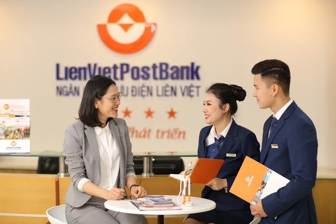 hang-loat-lanh-dao-ngan-hang-gia-dinh-lienvietpostbank-o-at-dang-ky-ban-co-phieu-1681957675.webp