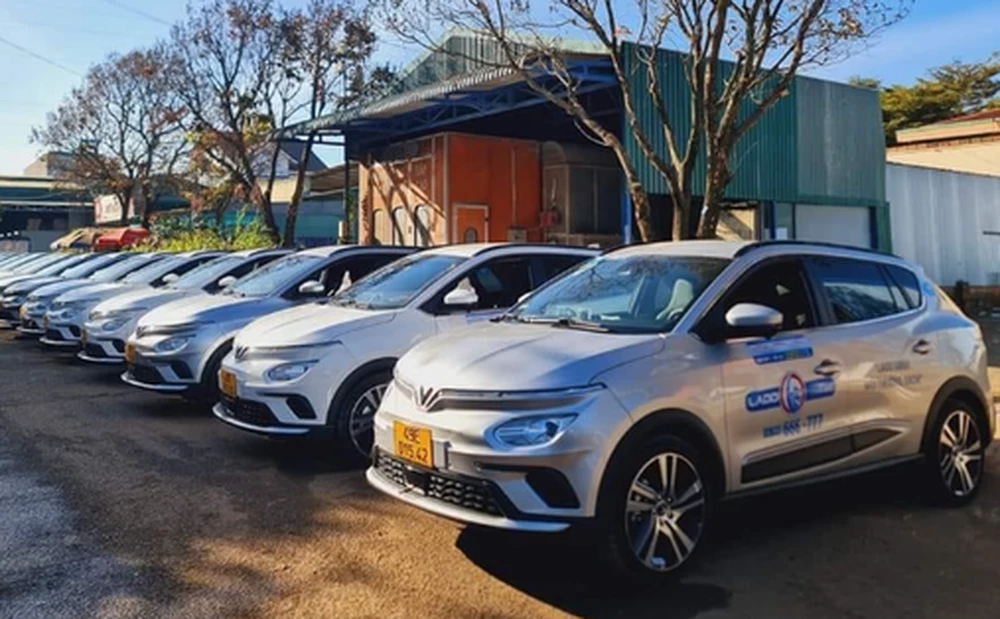 vinfast-tan-cong-manh-vao-cac-thuong-hieu-lado-taxi-vua-mua-xong-1000-chiec-vinfast-la-ai-1684851389.webp