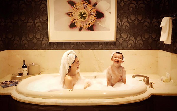 Tiểu thư amp;#34;hội con nhà giàu Việt Namamp;#34; trên báo Mỹ ngoài đời thực đã làm mẹ, nuôi con nhàn tênh - 3