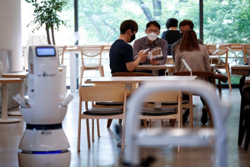 Quán càphê Hàn Quốc thuê robot để đảm bảo giãn cách xã hội | Công nghệ |  Vietnam+ (VietnamPlus)