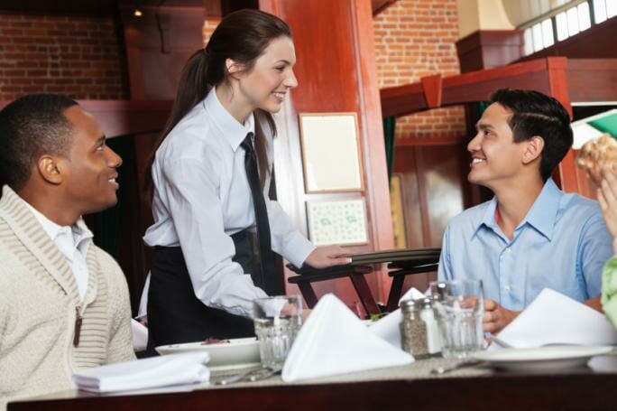 Hãy thường xuyên điều chỉnh thái độ phục vụ của nhân viên khách sạn.