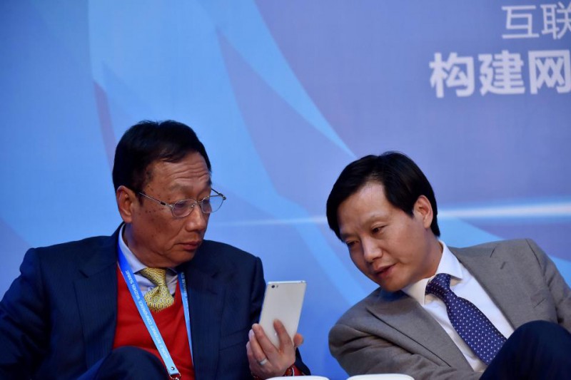 Người sáng lập Foxconn Technology của Đài Loan - Terry Gou và Giám đốc điều hành Xiaomi Lei Jun trong một sự kiện năm 2015 tại Gia Hưng, Trung Quốc