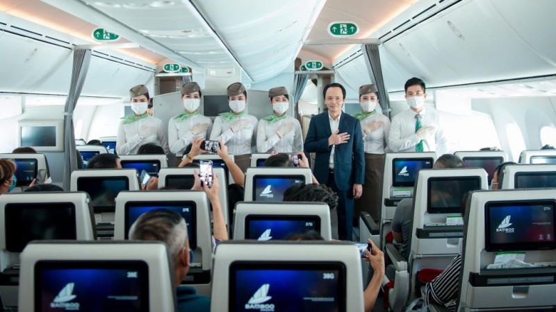 Chủ tịch Trịnh Văn Quyết lên máy bay cảm ơn khách hàng đi Bamboo Airways - CỘNG ĐỒNG KINH DOANH VIỆT NAM