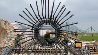 [Project Inside] Cận cảnh thi công dự án cao tốc Bắc - Nam đoạn Mai Sơn - QL45 dưới trời nắng như đổ lửa