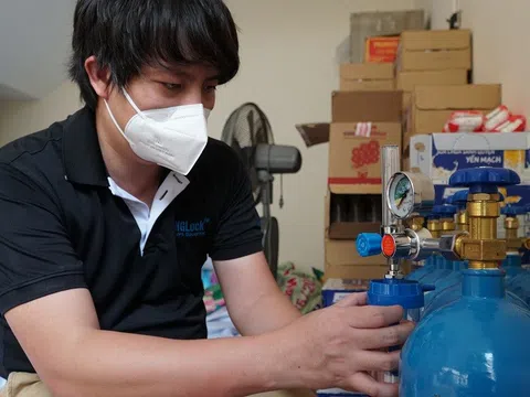 Người sáng lập ATM Gạo - ông Hoàng Tuấn Anh triển khai chương trình ATM Oxy hỗ trợ người dân điều trị Covid-19