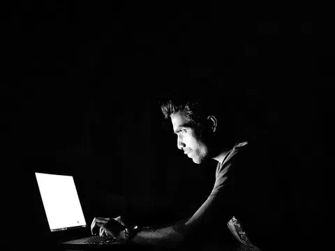 [Nghiên cứu] Người thông minh thường bừa bộn, thức khuya và chửi thề nhiều!