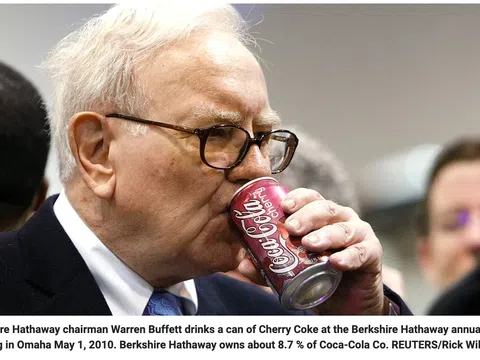 Hình ảnh tỷ phú Warren Buffett uống Coca Cola xuất hiện trên các phương tiện truyền thông vì nó 'bổ béo' hay chỉ là quảng cáo?