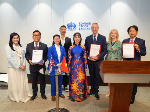 Tiến sĩ Nguyễn Thị Phương Thảo bấm nút khai phiên Sàn giao dịch Chứng khoán Luân Đôn (LSE) cùng Thị trưởng Khu tài chính Luân Đôn – Dame Sue Langley và Tổng giám đốc LSE – Dame Julia Hoggett, thị trường bật tăng điểm