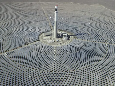 Trung Quốc xây dựng hoàn thành dự án điện năng lượng mặt trời kết hợp điện gió, công suất 1.000 megawatt tại Tân Cương